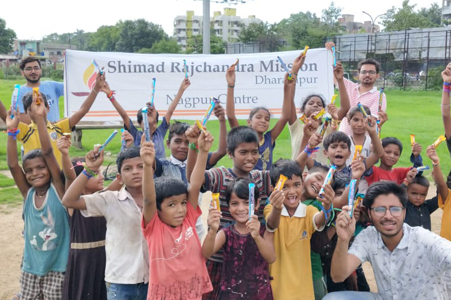 Volunteers in Nagpur celebrate Friendships’ Day by helping those in need!