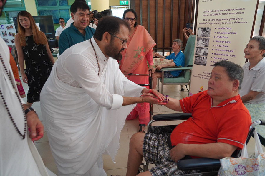 Pujya Gurudevshri blesses the residents of an old-aged home in Singapore