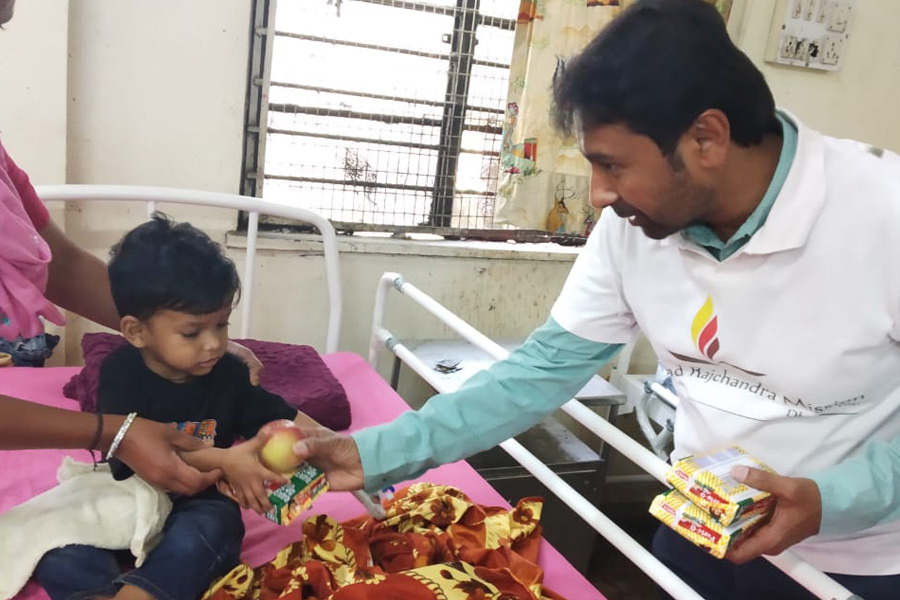 Spreading love in Mumbai, Pune and Surat on Valentine's Day