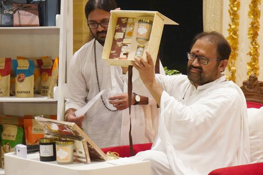 Launch of Raj Uphaar at the Pious Hands of Pujya Gurudevshri