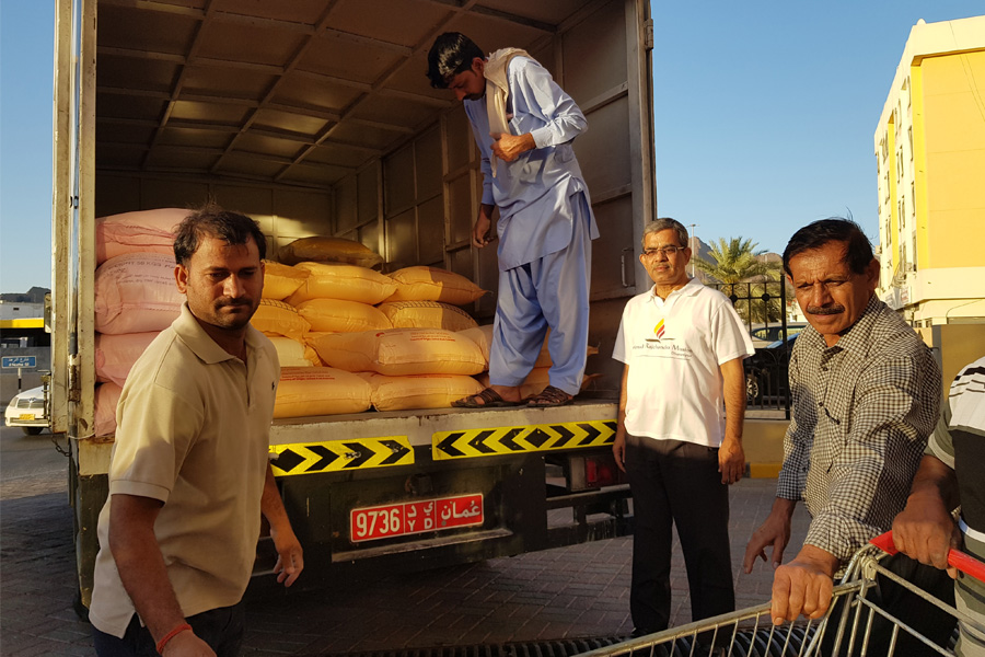 A food distribution drive in Muscat brings respite to the construction workers!
