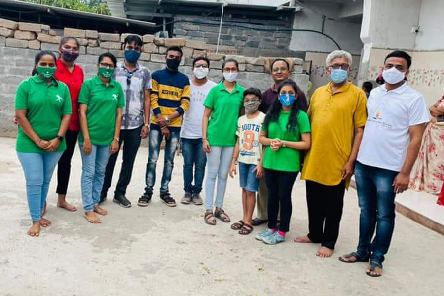 Volunteers of the Botad Centre distribute food to the needy